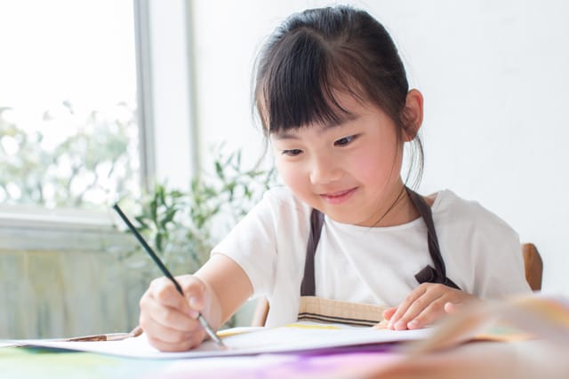 絵を描く子ども