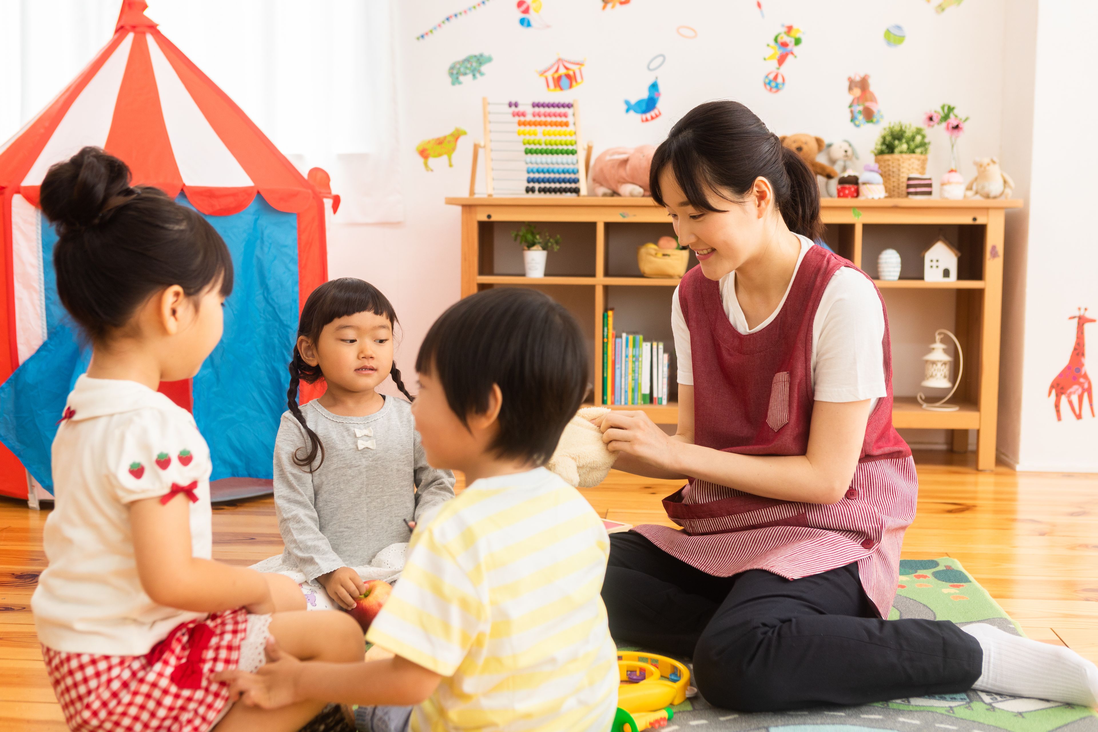 子どもを見守るスタッフ