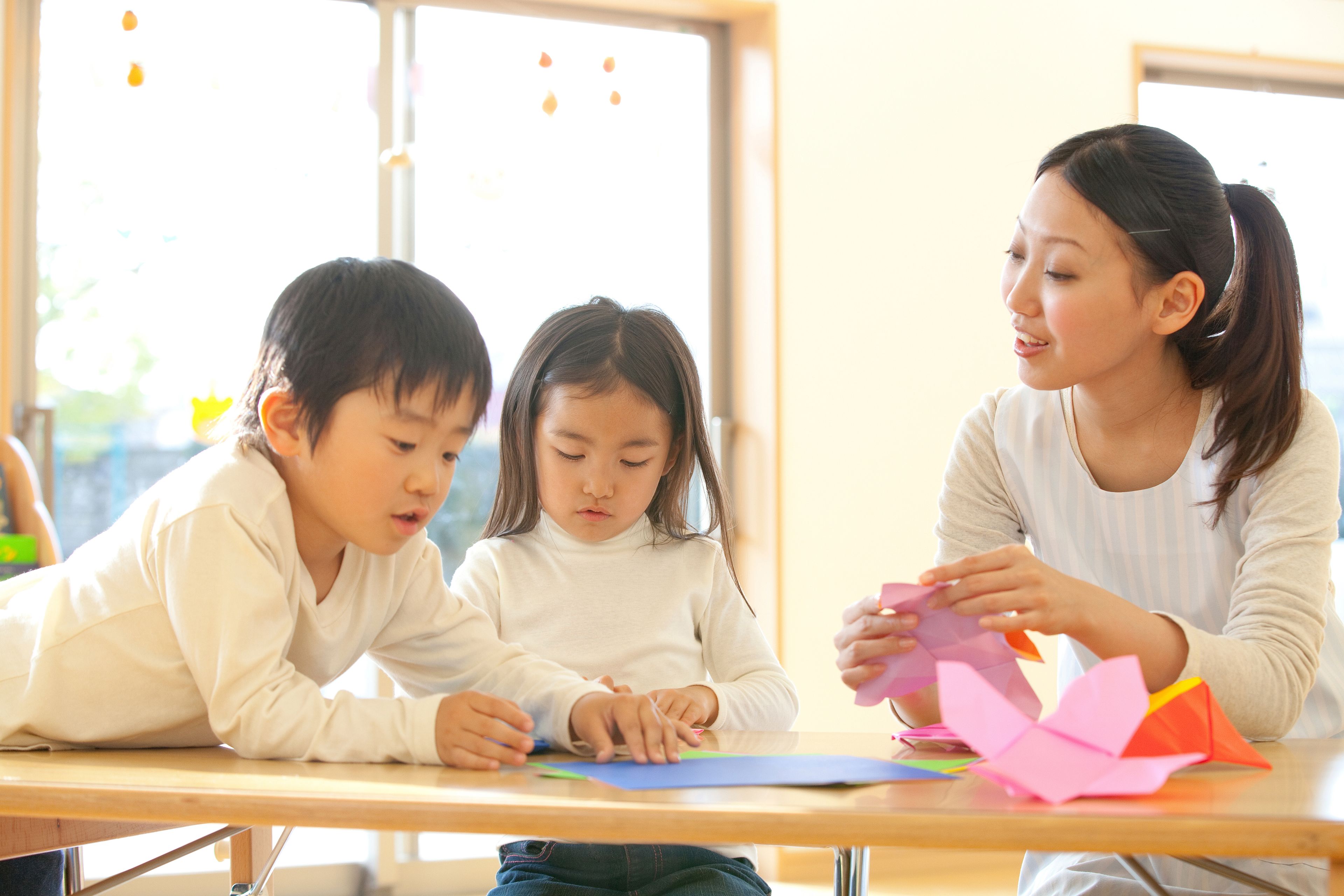 折り紙を楽しむ子どもたち