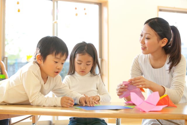折り紙を楽しむ子どもたち
